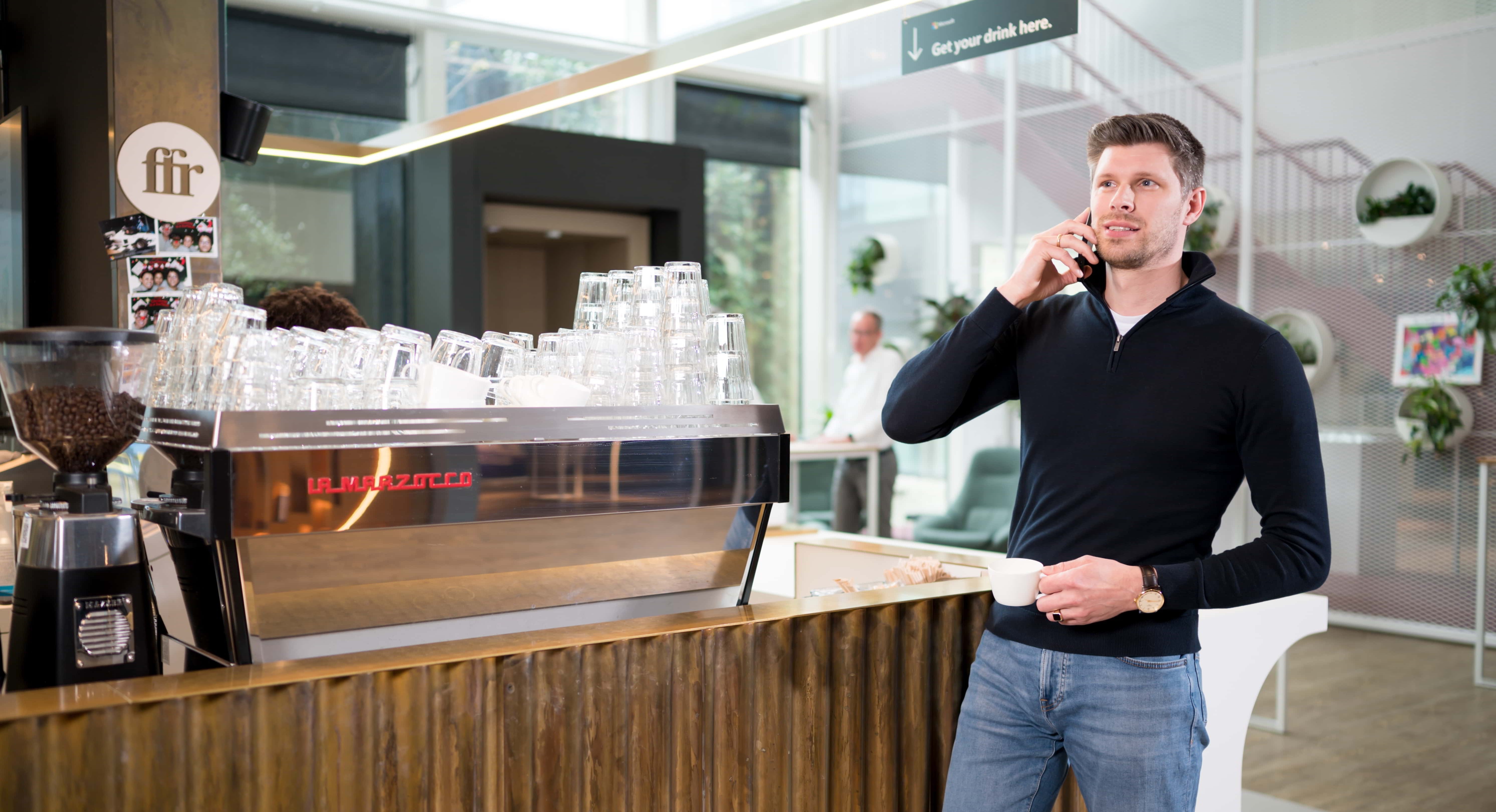 InSpark-Microsoft-wouter-coffeecorner-bellen+koffie-in-de-hand-web-1