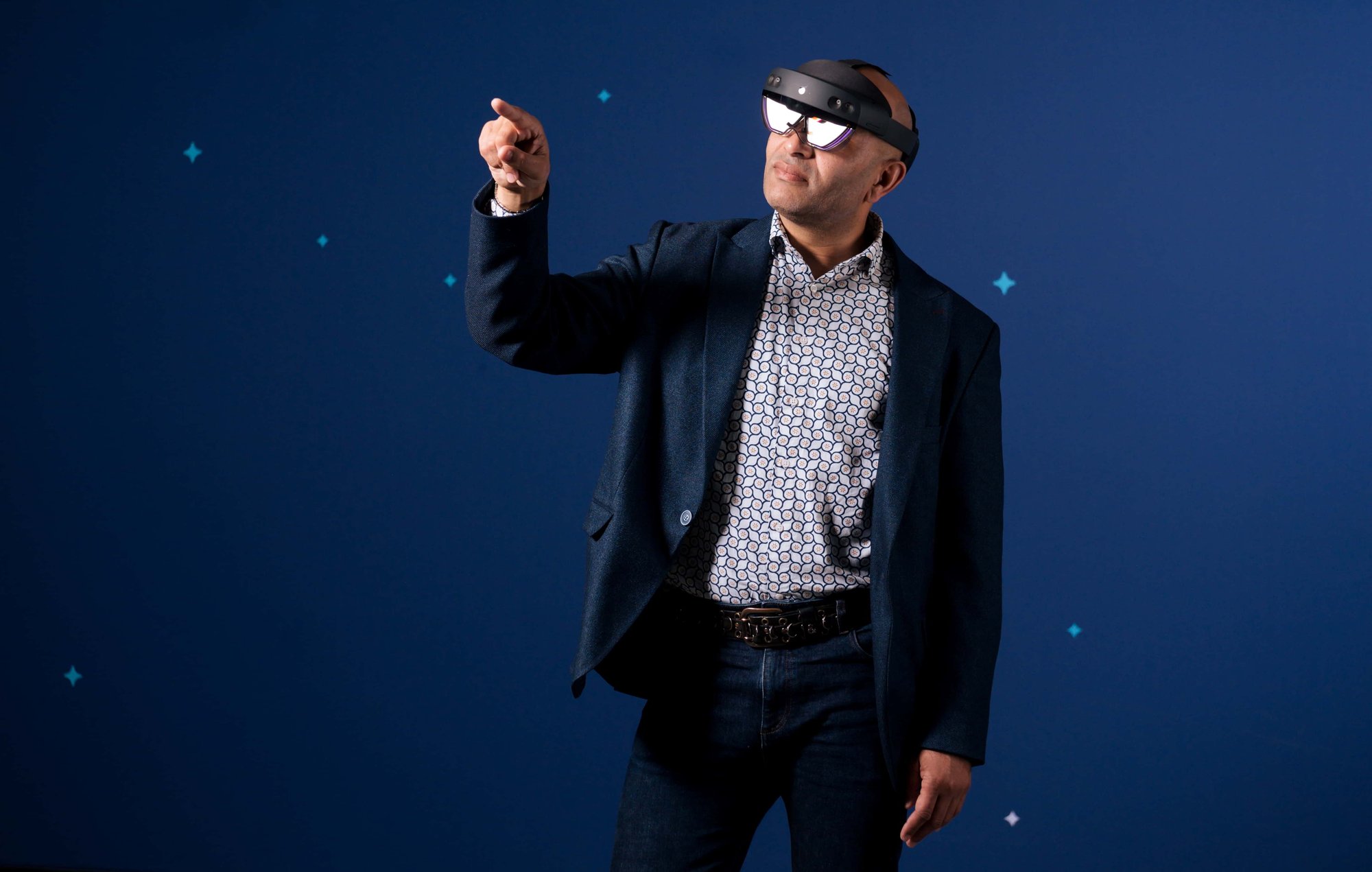 InSpark-Hololens-Raymond-half-upward-pointing
