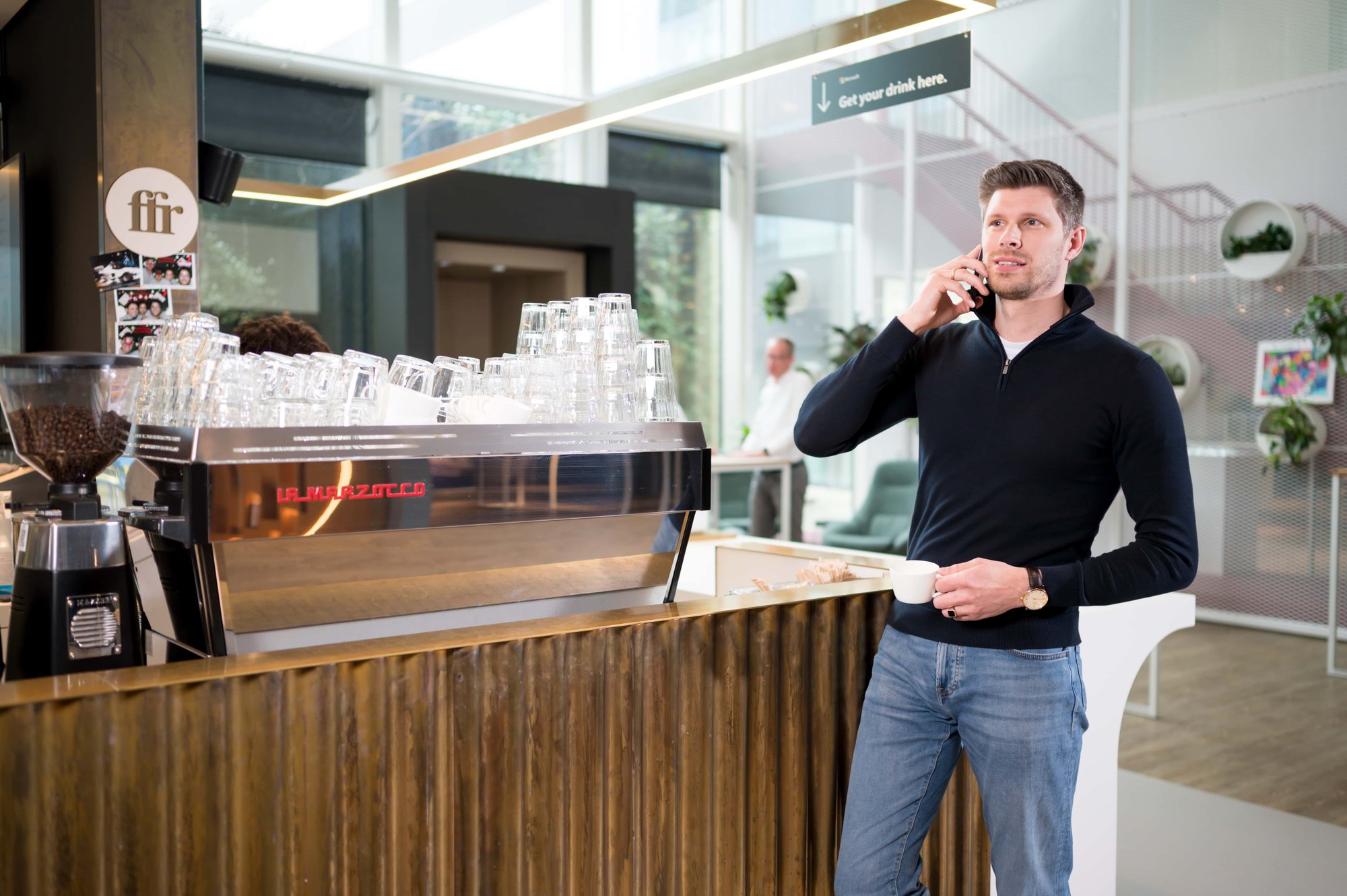 InSpark-Microsoft-wouter-coffeecorner-call+coffee-in-the-hand-web