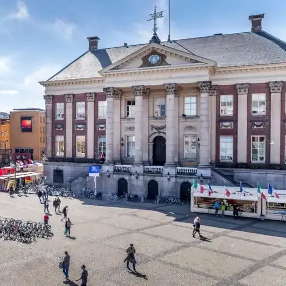 Gemeentehuis-1024x576-vierkant